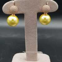 Shimmer pearl earrings
